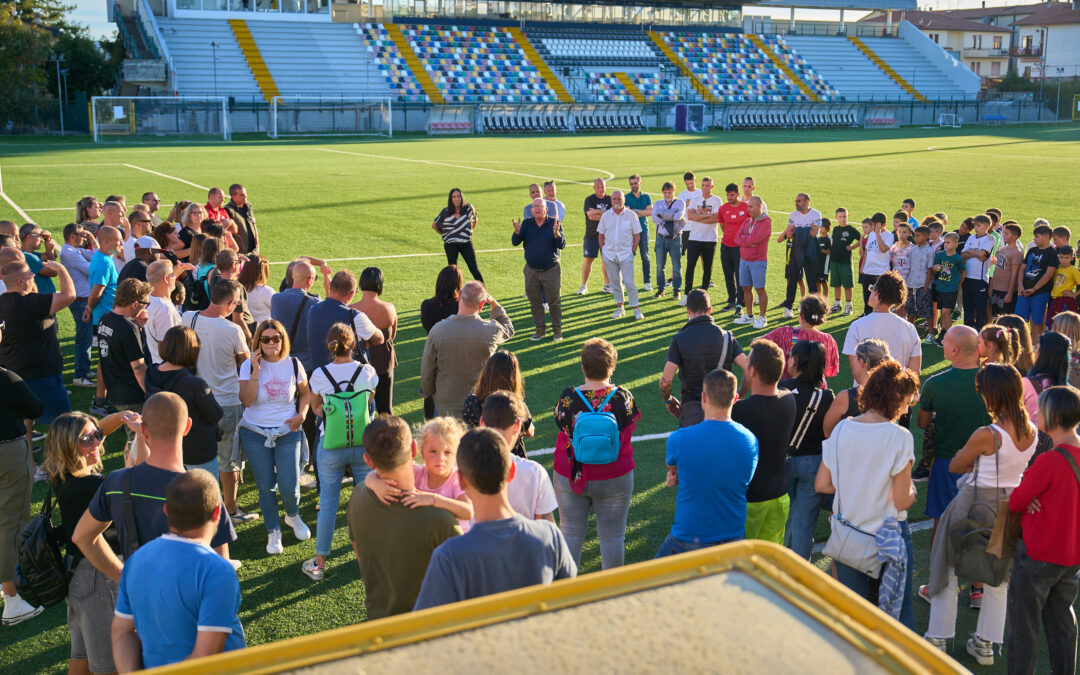 Scuola Calcio, la prima squadra consegna i kit ai piccoli bianconeri